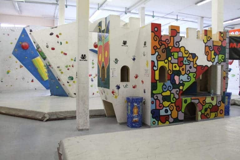 Der grosse Kinderbereich im GrindelBoulder mit diversen Bewegungsmöglichkeiten für die Kleinen Boulderer