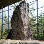 Ein Fels und Bäume stehen in der Boulderhalle